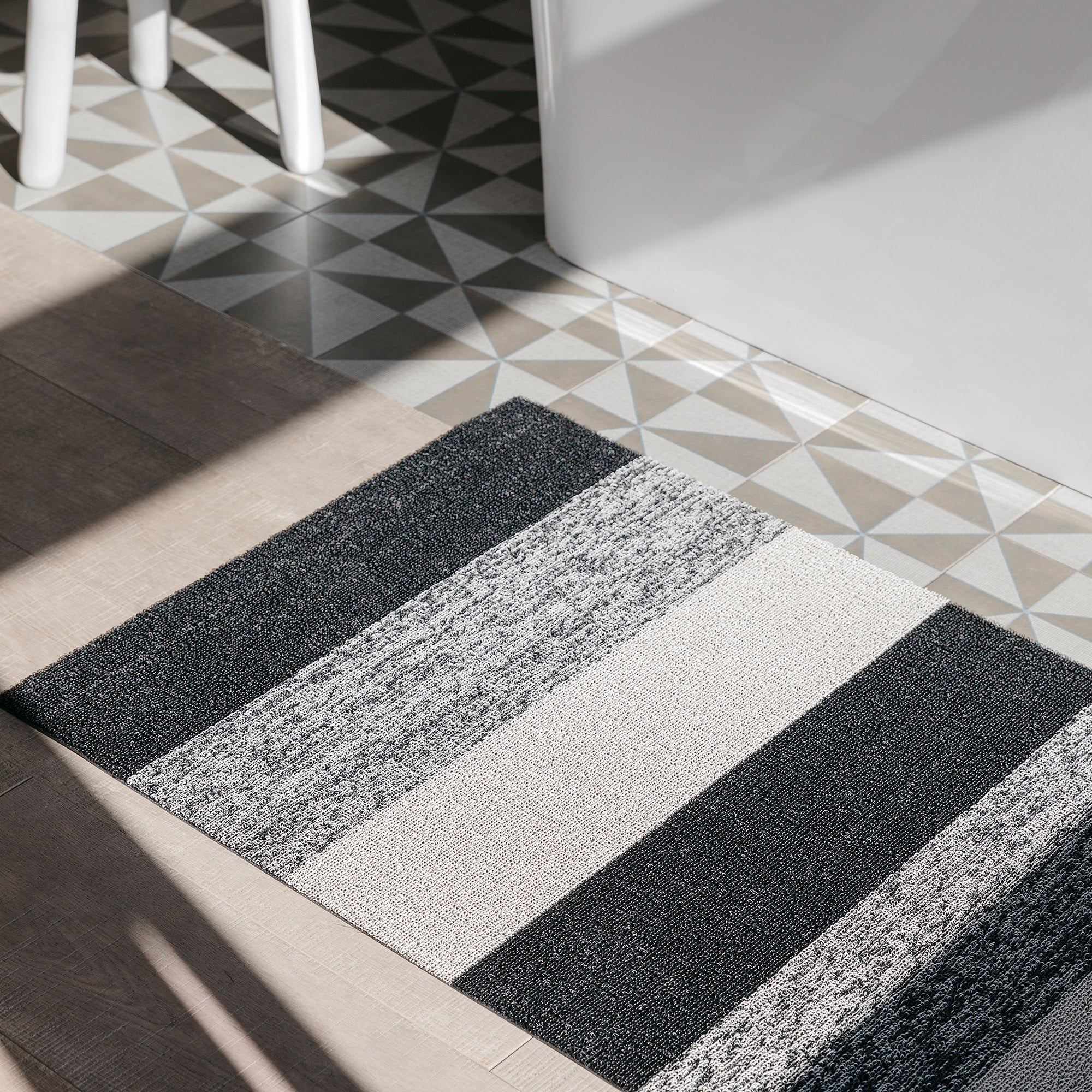 Chilewich Marbled Stripe Shag Floormat - Salt & Pepper - Image 3