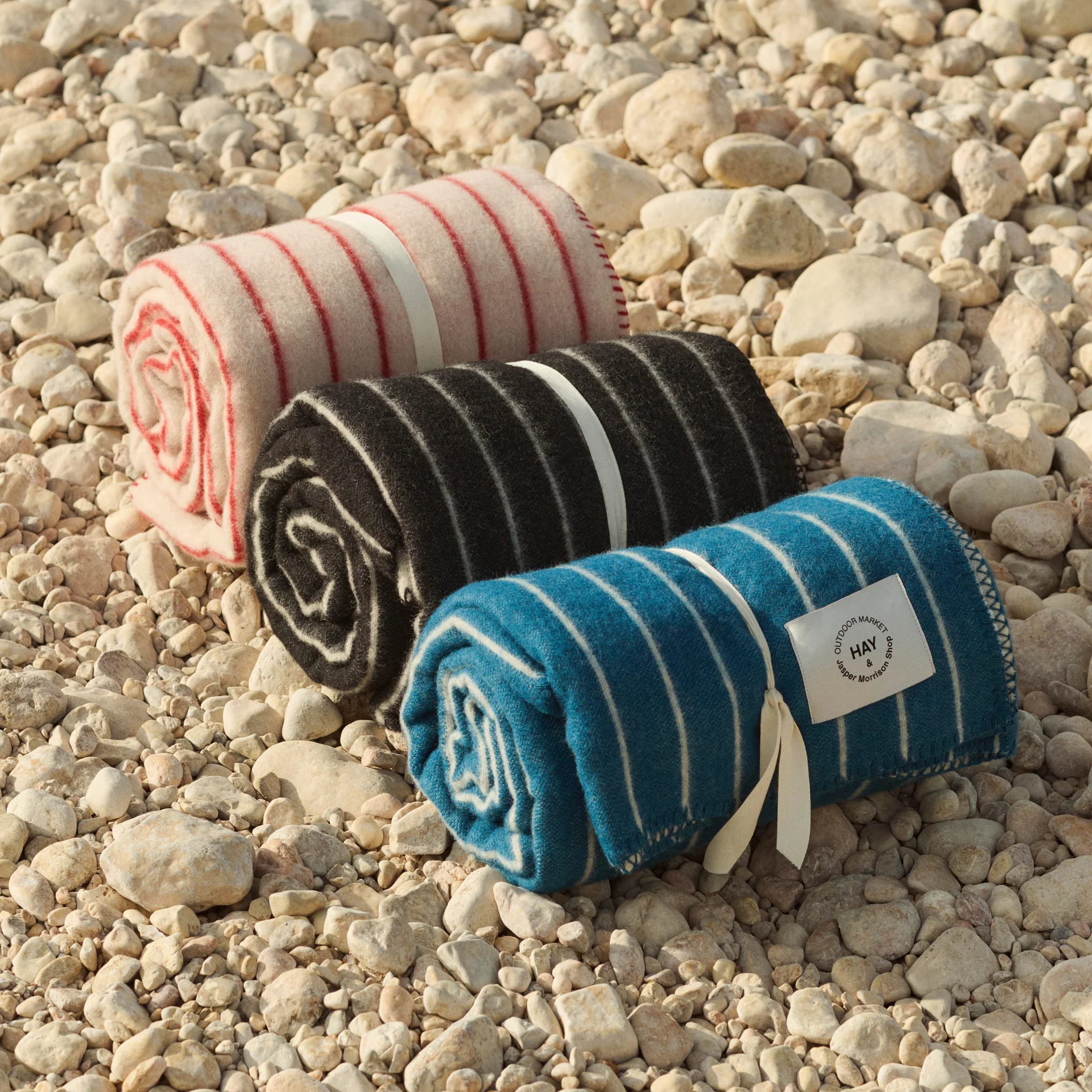 HAY Outdoor Market by Jasper Morrison Shop Reversible Wool Throw - Black/ Beige - Image 5