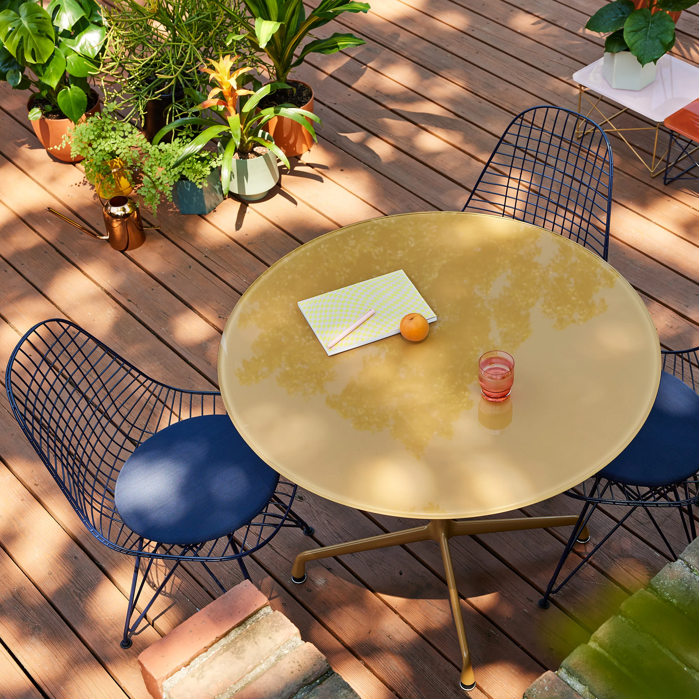 Herman Miller x HAY Eames Universal Base Round Table - Toffee - Image 2