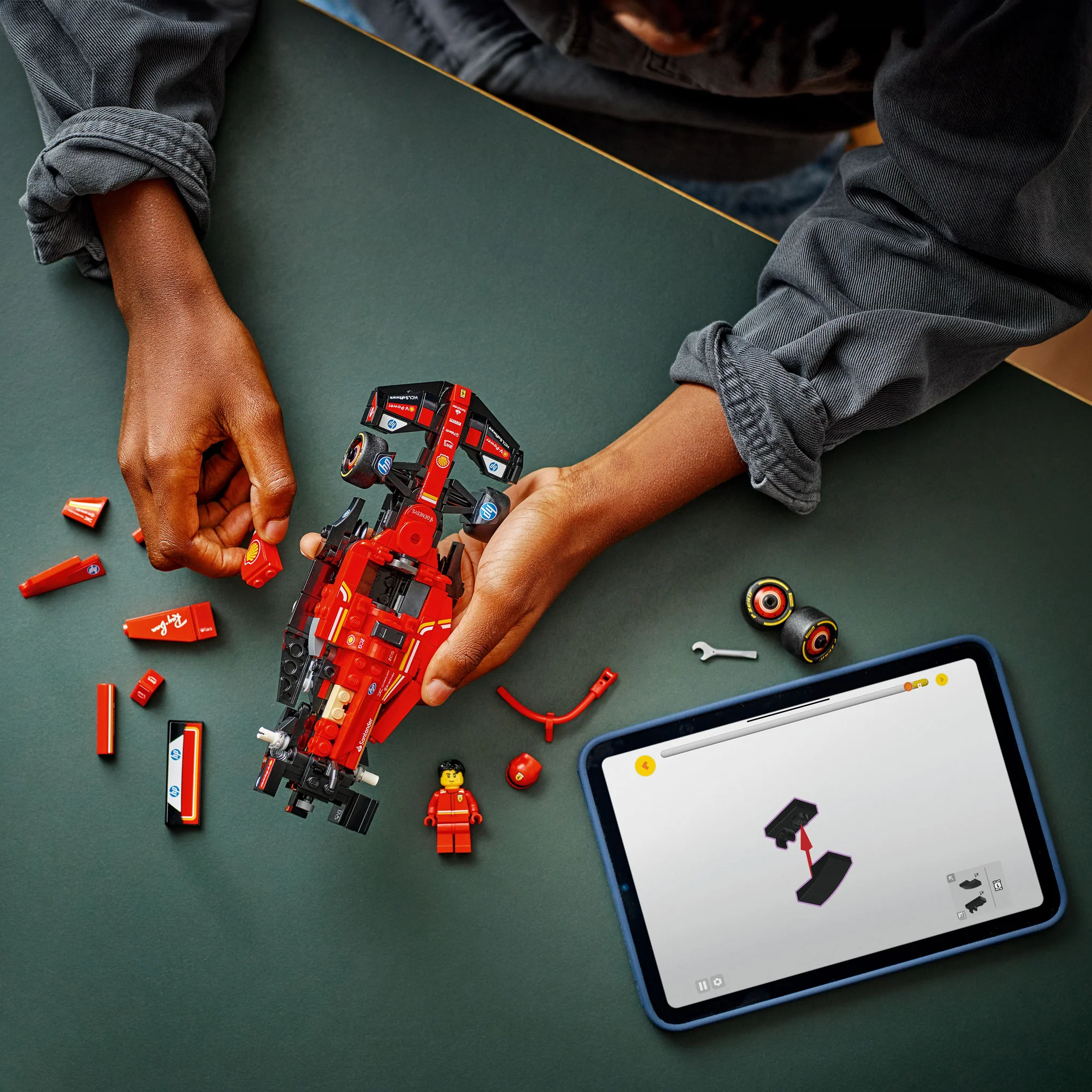 LEGO® Speed Champions Ferrari SF-24 F1® Race Car & Driver - Image 6