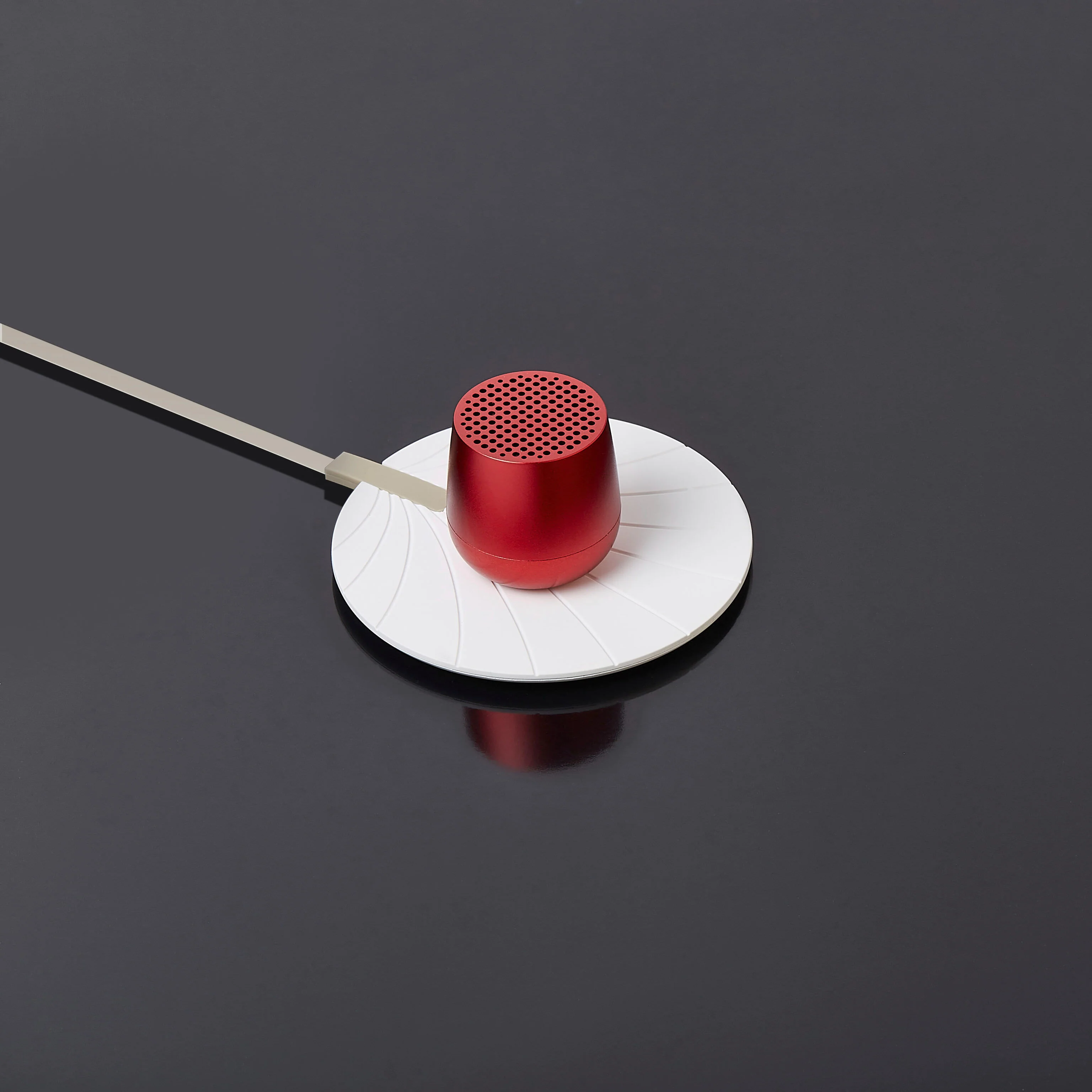 Lexon Mino+ Wireless Charging Speaker - Red - Image 5